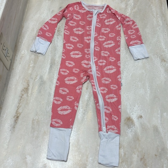 💋 RETIRED Little Sleepies Pink Kisses / Lips zippy size 6-12 months - Picture 4 of 8
